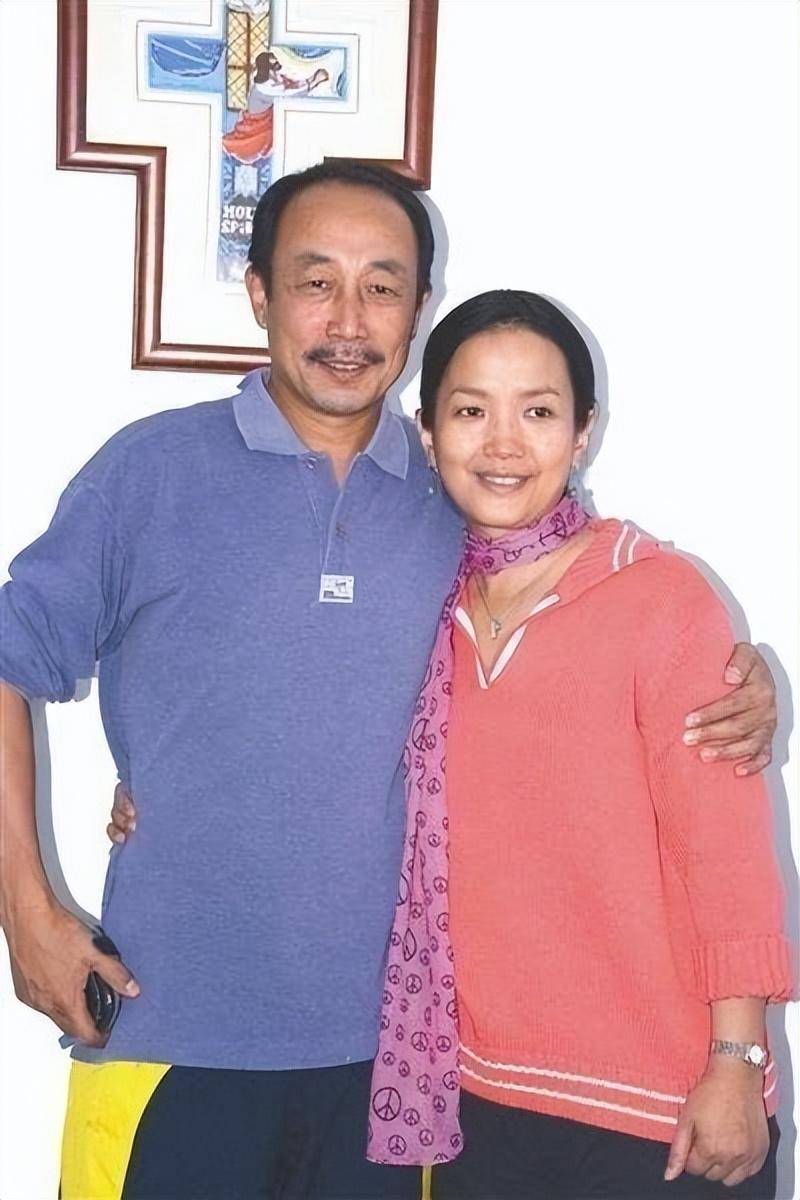 吕丽萍低调回国,模样苍老,孙海英曾发文:没有特殊原因绝不回国_张丰毅