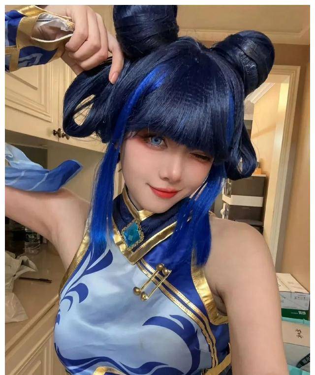 lpl女主持骆歆身材颜值在线!cos卡莎惊艳上热搜,网友爆赞!