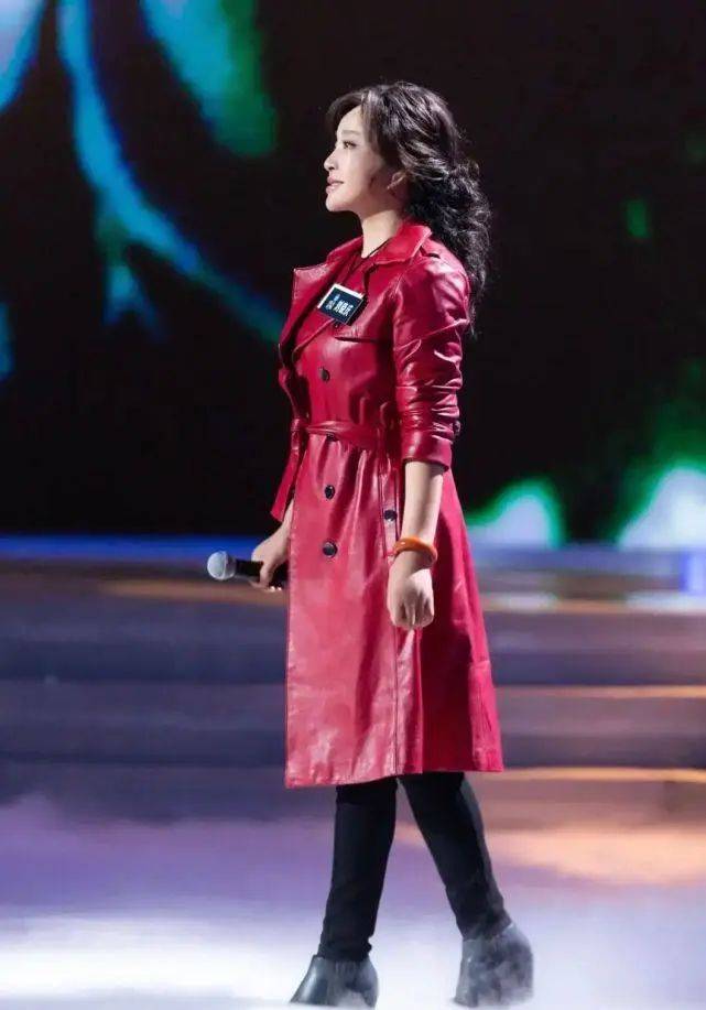 刘晓庆和唐国强时隔43年再重聚,穿皮衣配小黑裤,状态保持得真好_款式