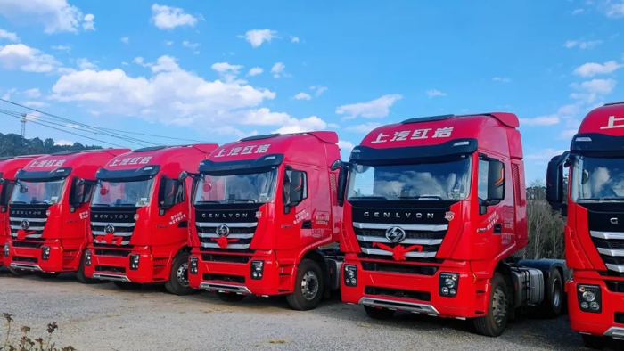 助力钢材运输降本增效,上汽红岩杰狮c6 plus牵引车批量交付云南用户