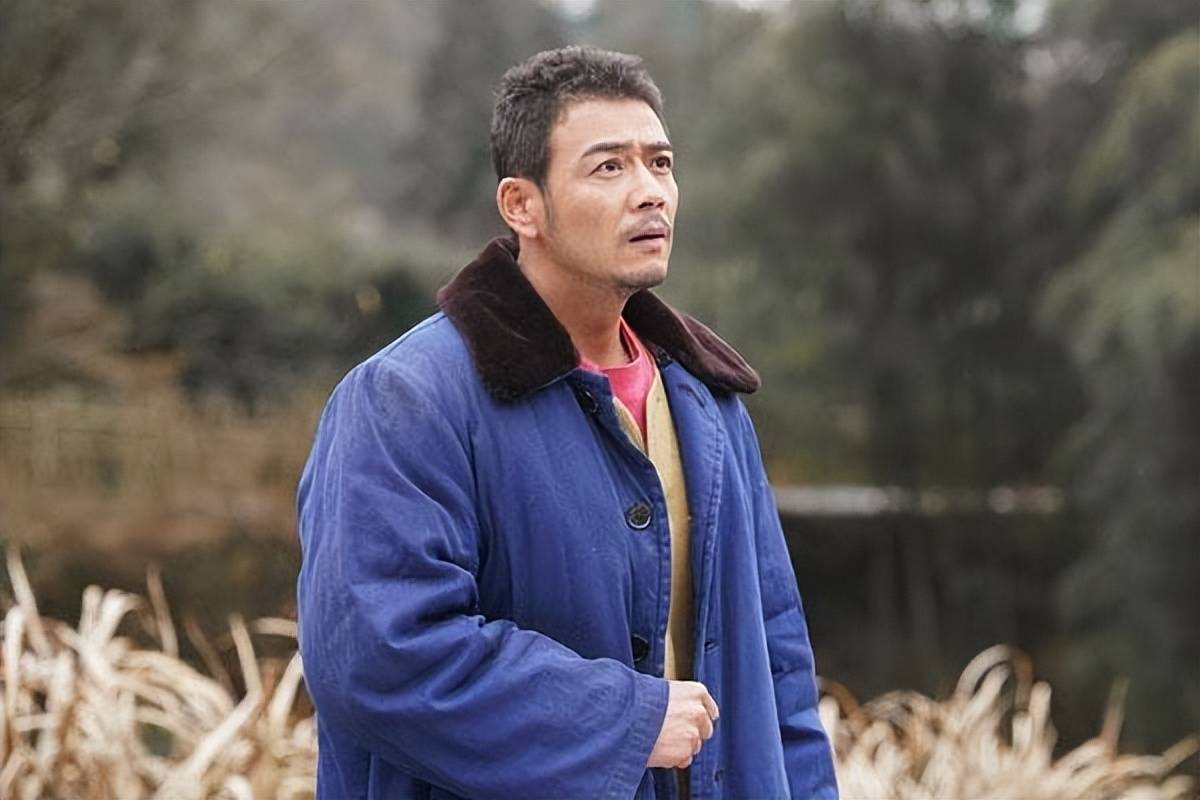 戏里的雷东宝越来越油腻,但戏外的杨烁身高184cm,结实的身材散发着