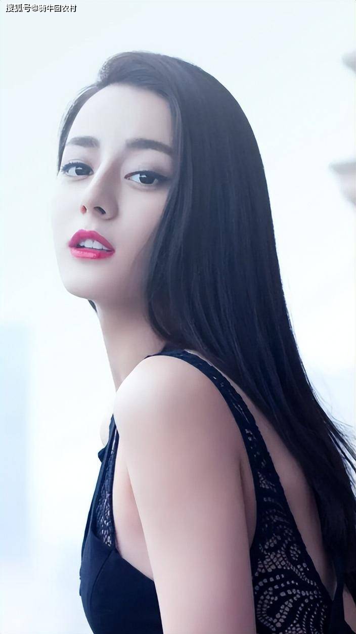 美丽"冻"人?迪丽热巴31岁写真大片惊艳上线,时尚指南不可错过