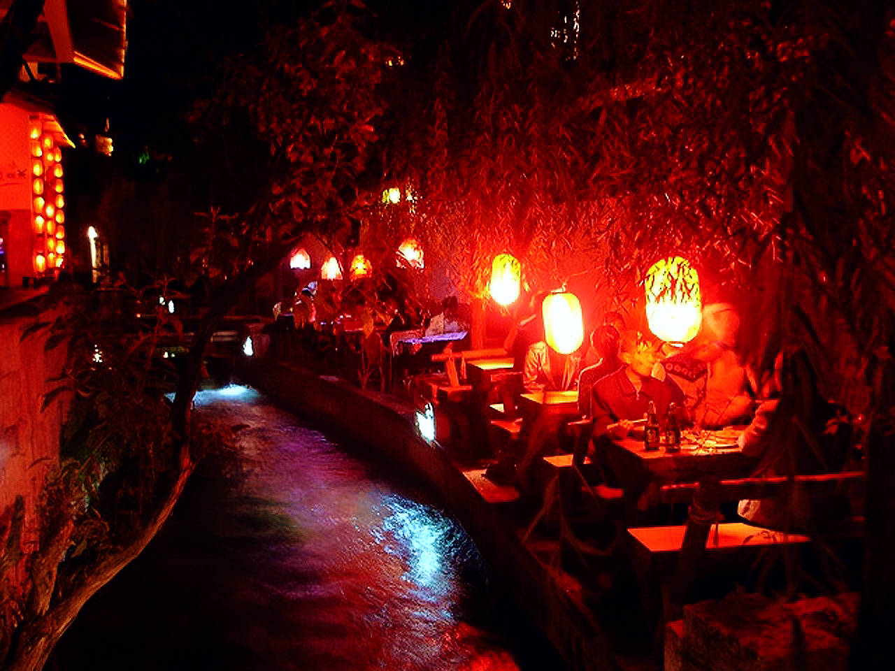 丽江古城夜景酒吧图片