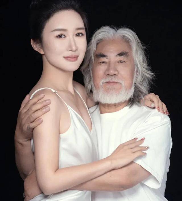 72岁的张纪中与41岁的小娇妻高调秀恩爱,网友看完后瞬间不淡定了_张