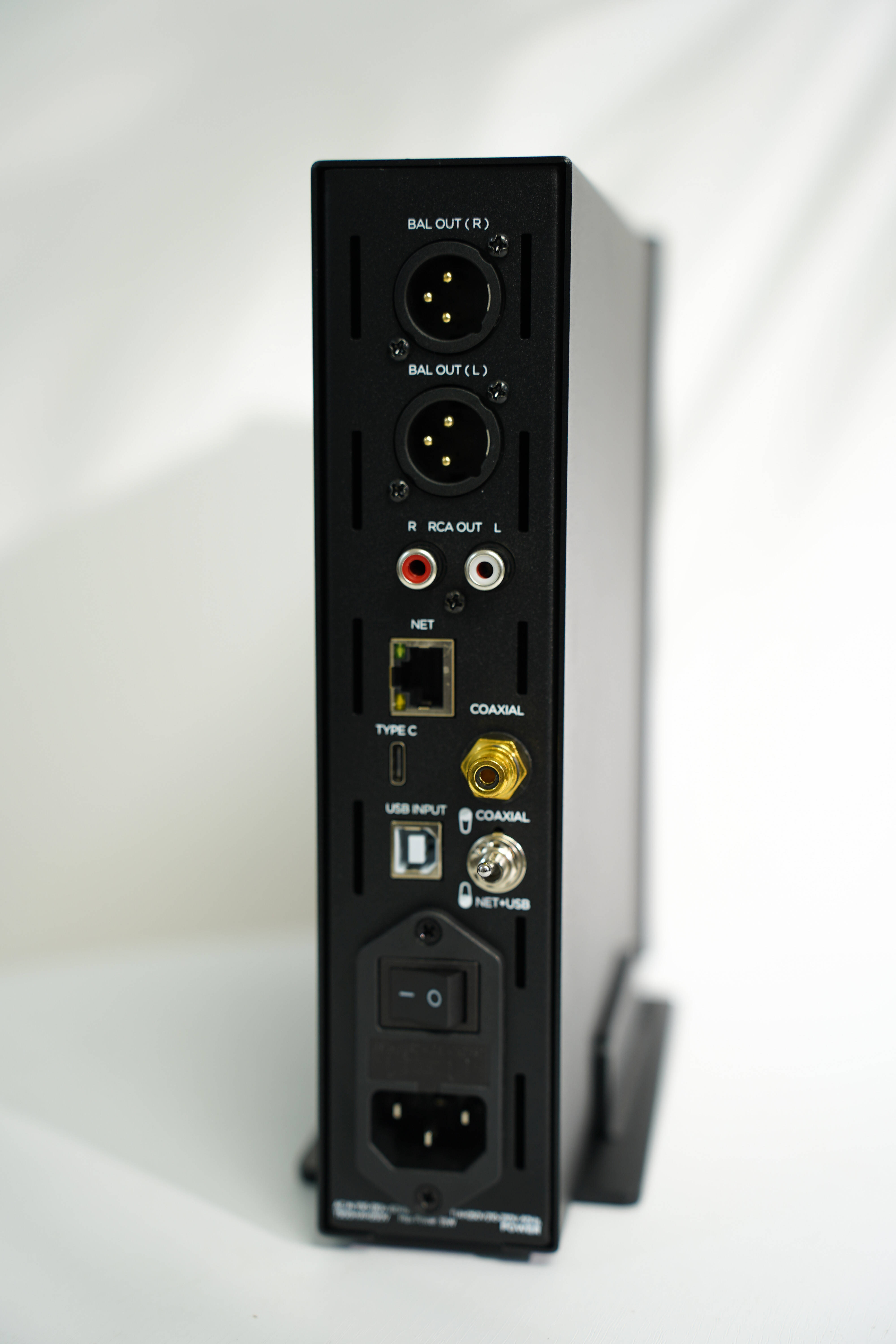 35mm和卡侬耳机接口,翻看背面接口,更加丰富,包括xlr公头平衡右输出和