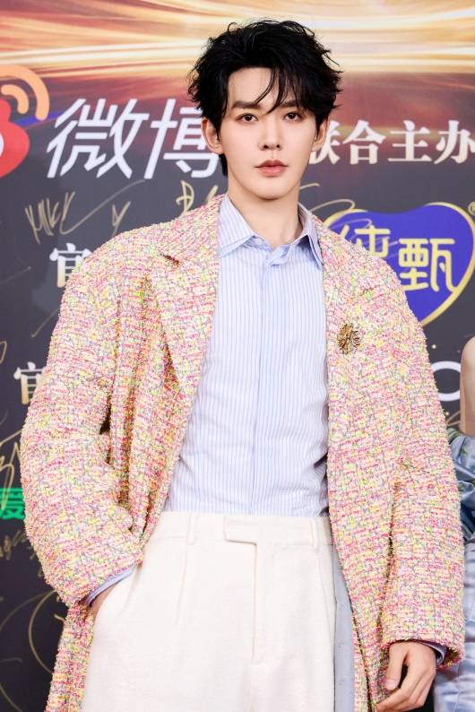 当众抽烟不能拍腿耍大牌,媒体最反感艺人,邓为罗云熙成毅被提名_明星