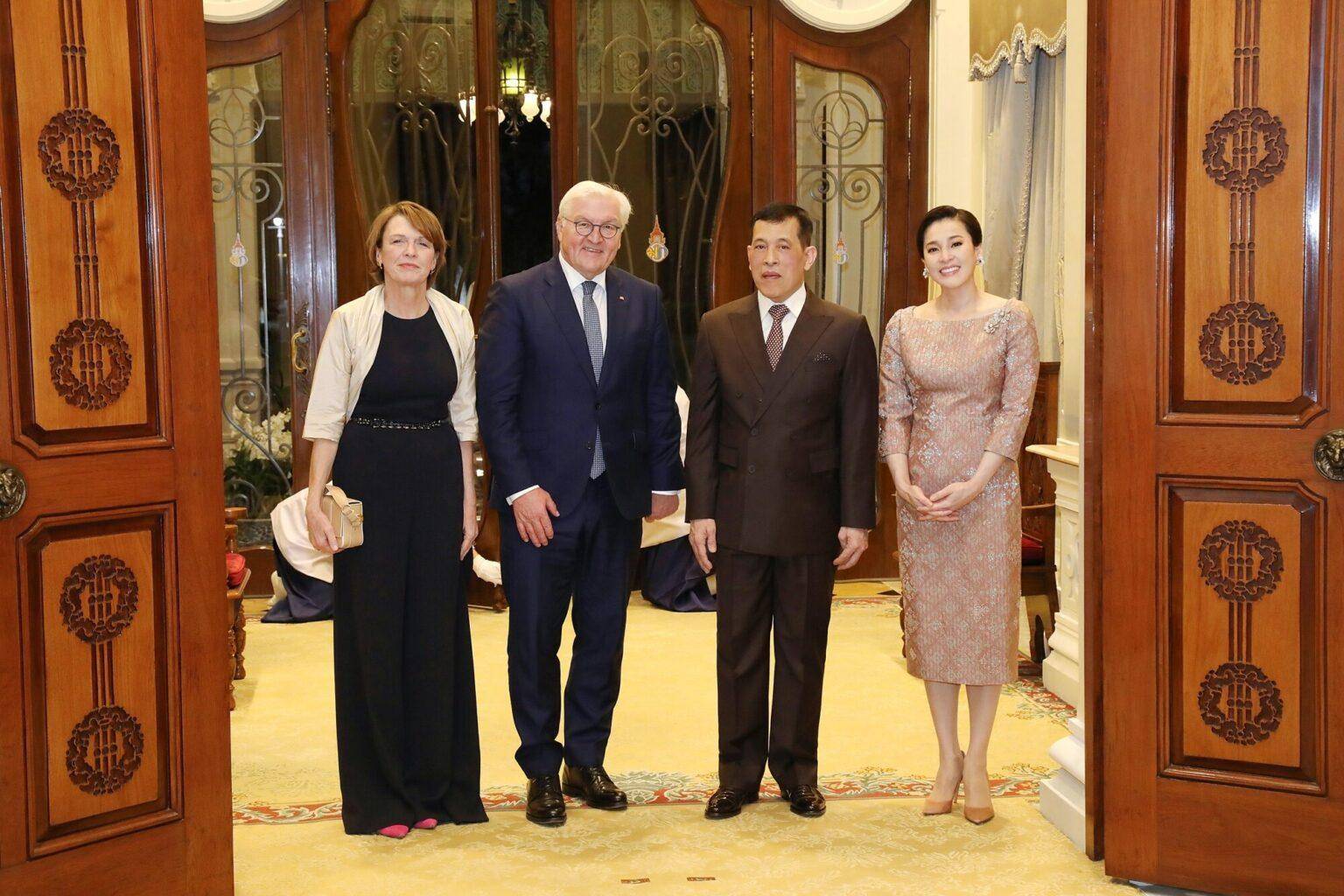 德国总统夫妇访泰国!我被62岁泰国夫人美到,穿粉裙留齐刘海好嫩