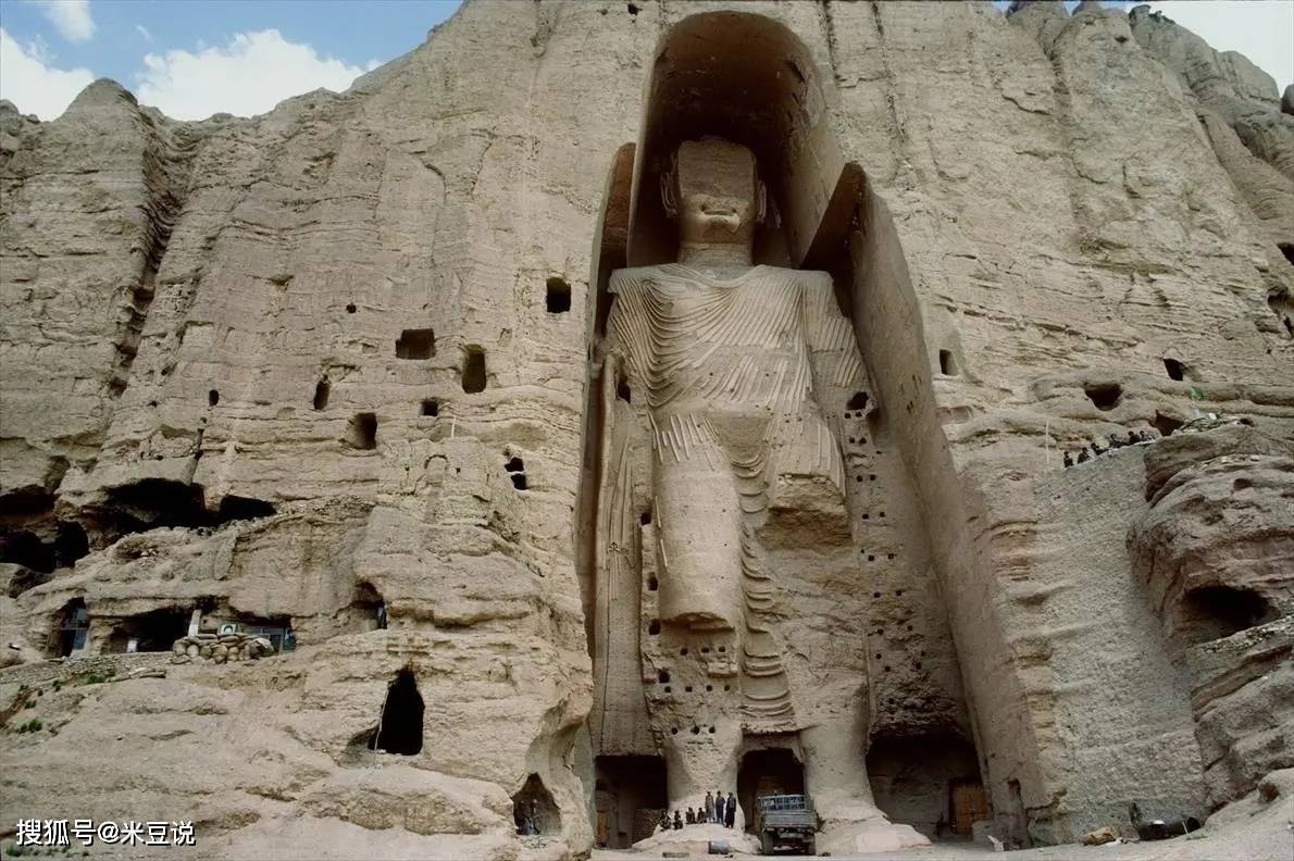被炸毁后的巴米扬大佛,2003年联合国教科文组织将巴米扬遗址列为世界