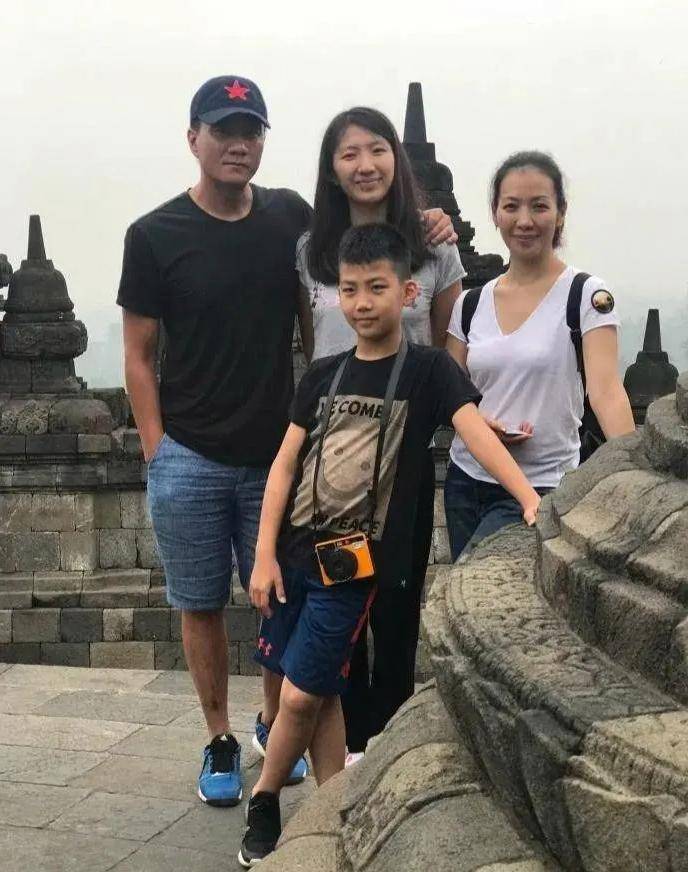 胡军1家4口同框,"全家福"照片养眼,幸福感溢屏_艺术_儿女_全家人