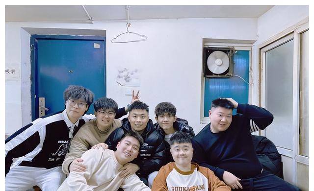 德云八队团建照片曝光,队员跟风烫头,亲密取笑大放送!