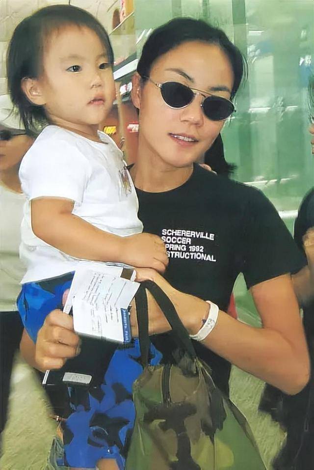 把两位前婆婆当成亲妈,帮助情敌女儿出道,王菲的格局不一般_窦唯名