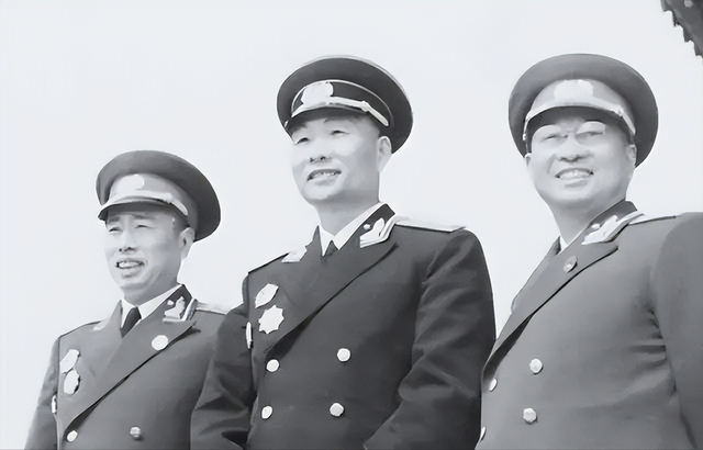 肖劲光怒问肖华:莫文骅当舰队司令怎么不行,肖华:你是浪费人才_工作