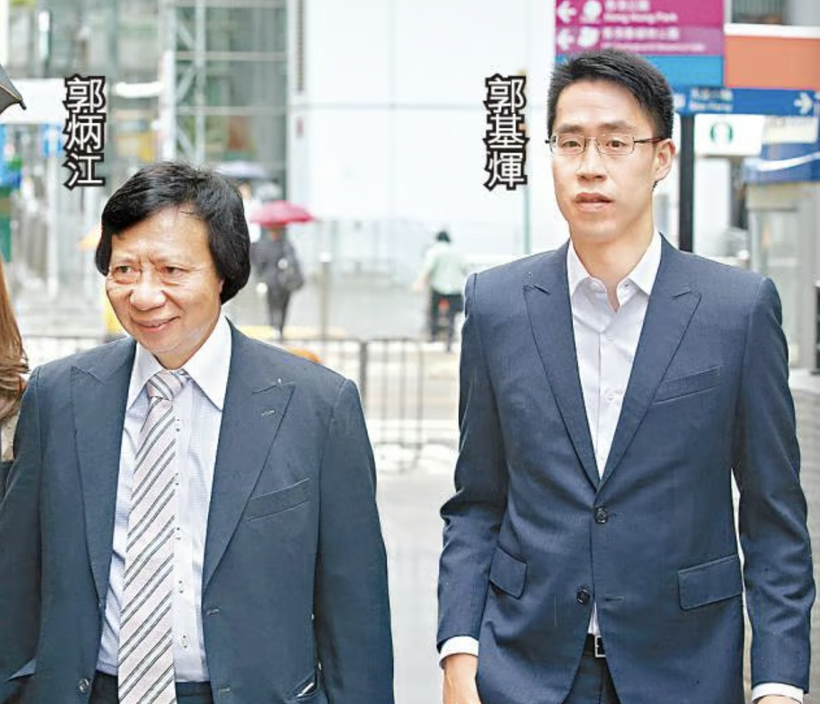 40岁霍启山出席广东省政协会议,与同龄富三代同框