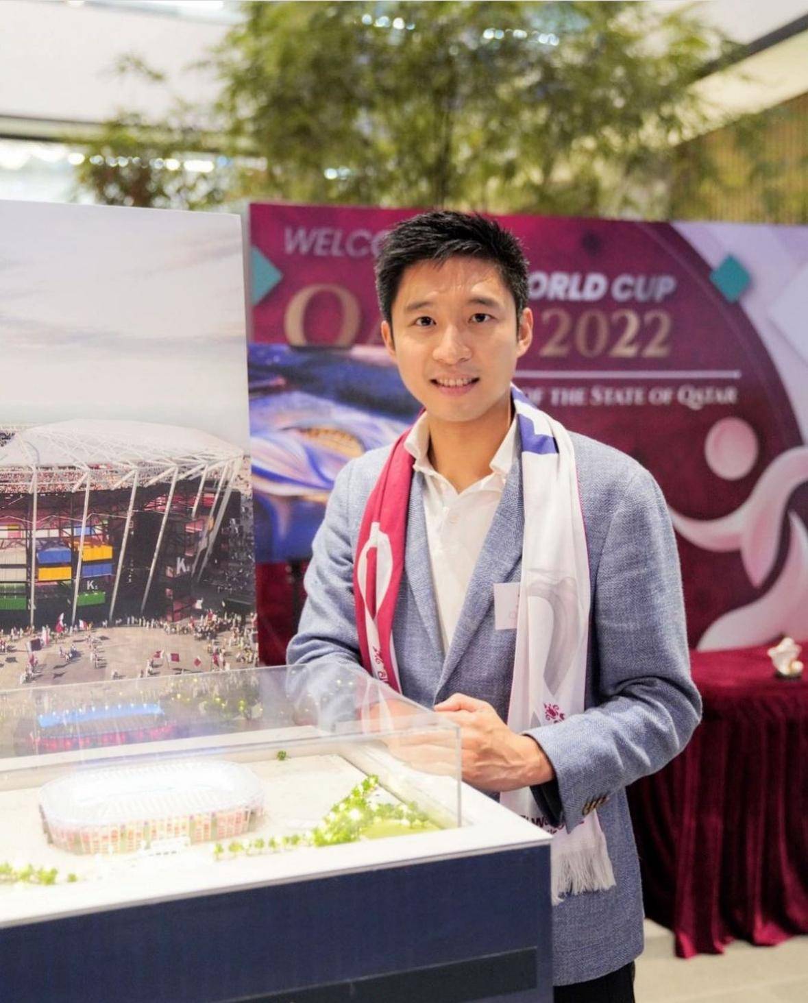 40岁霍启山出席广东省政协会议,与同龄富三代同框,更显帅气年轻