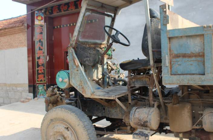 农村靠"四不像"发家致富,拉一车土给50元_因为_道路_油箱