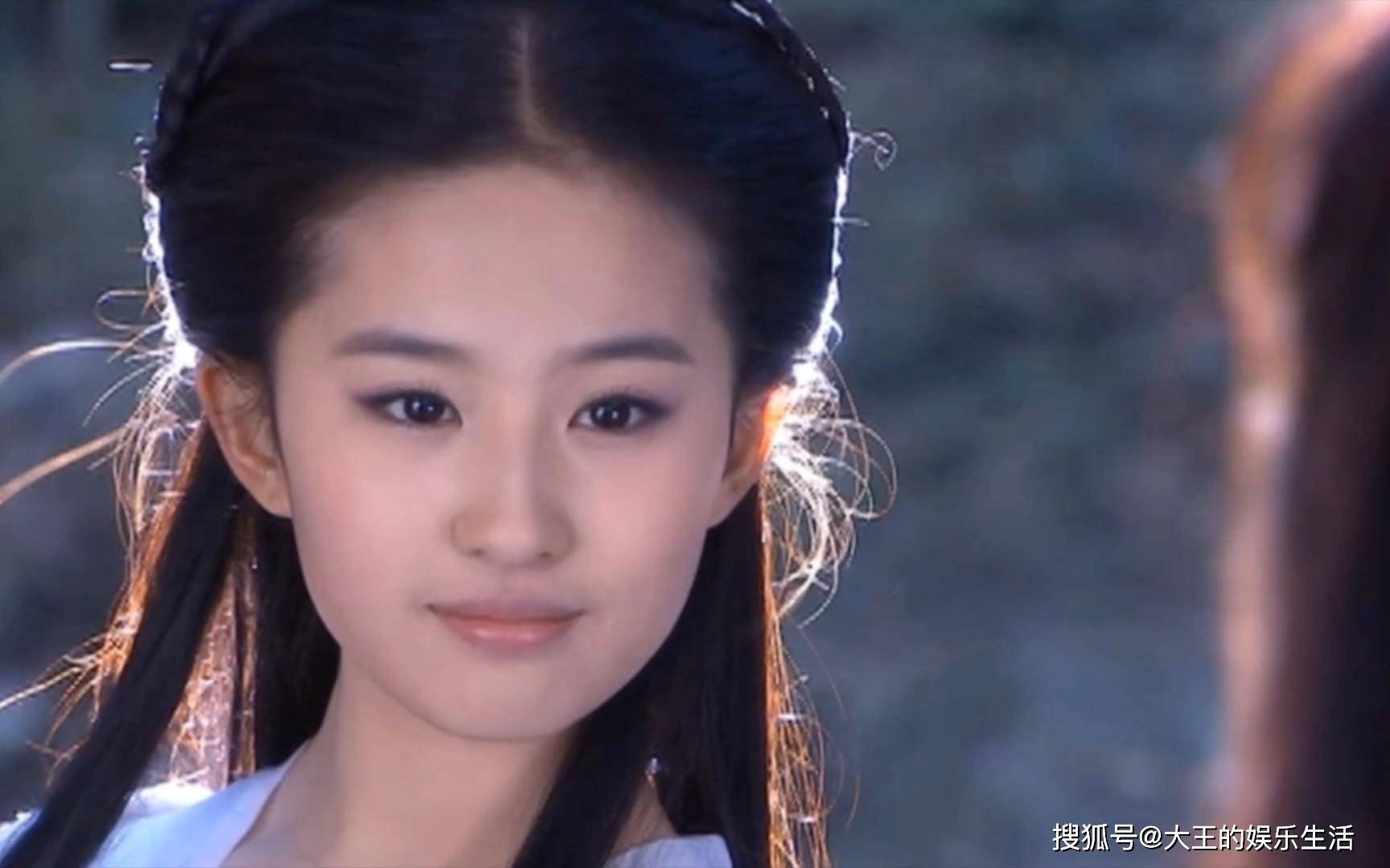 2023年红毯大赏:李小冉性感松弛,杨紫逆袭,刘亦菲景甜贵气满分_造型