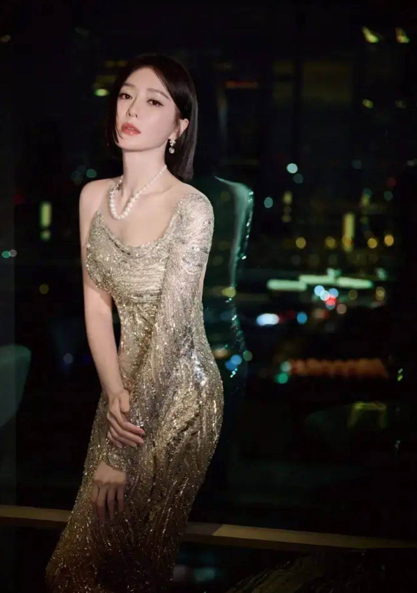 秦岚露背装长裙秀细腰 戴珍珠项链贵气大方_时尚_从容_演艺事业