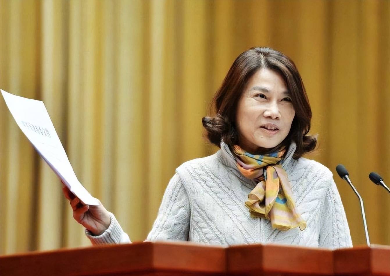 董明珠宣布将多发2亿年终奖,强调企业要以利他思维做创新