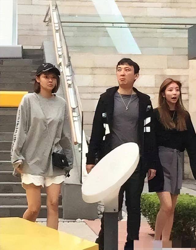王思聪带着美女逛街,美女萌新又粉嫩,魅力如何独领风骚?