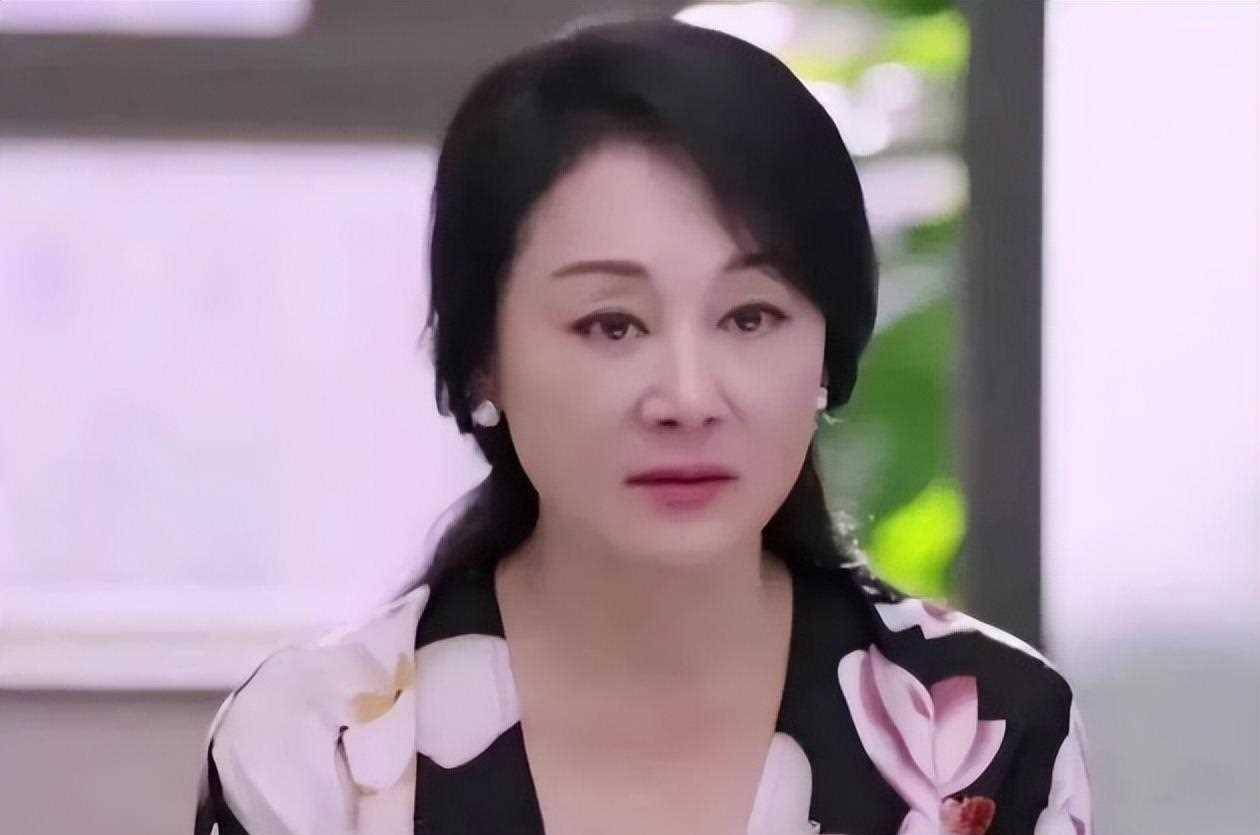 儿子智障,自己被骗,却让女儿上交10年工资,如今61岁的她还_王姬_家庭