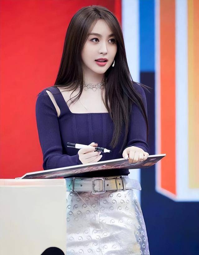 李菲儿穿连体内裤走光!靠打擦边球出圈的她,是黄晓明最香艳前女友