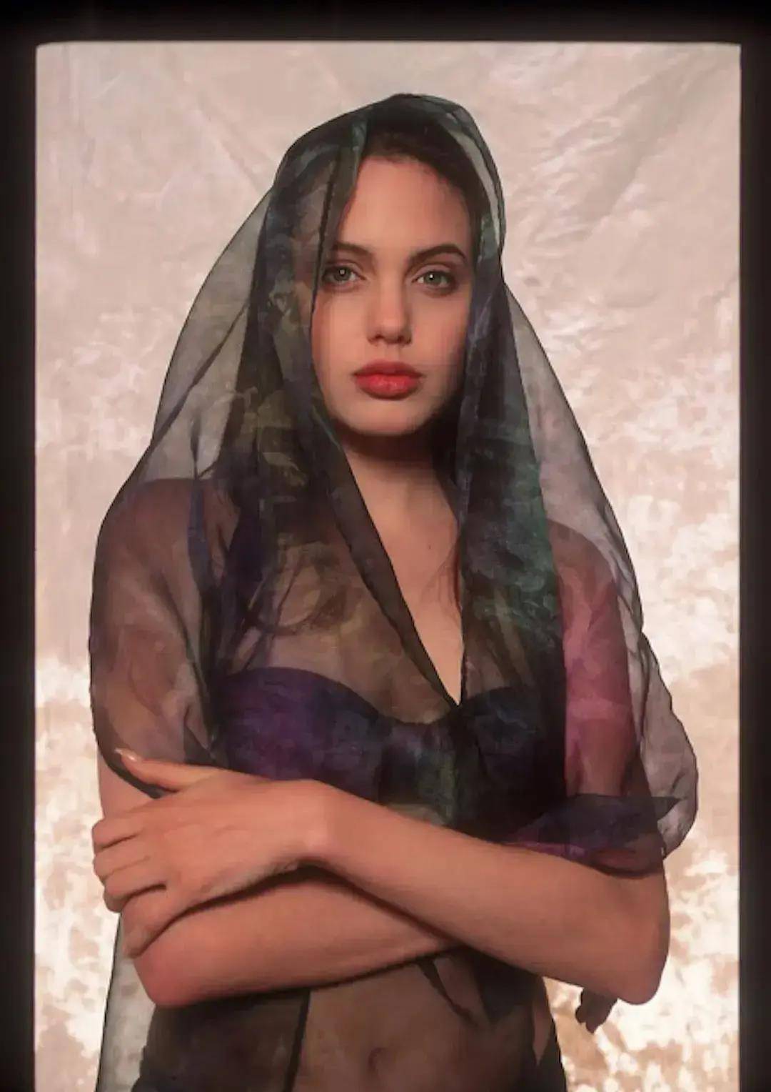 为艺术献身的人间尤物-安吉丽娜·朱莉!天使面孔魔鬼身材!