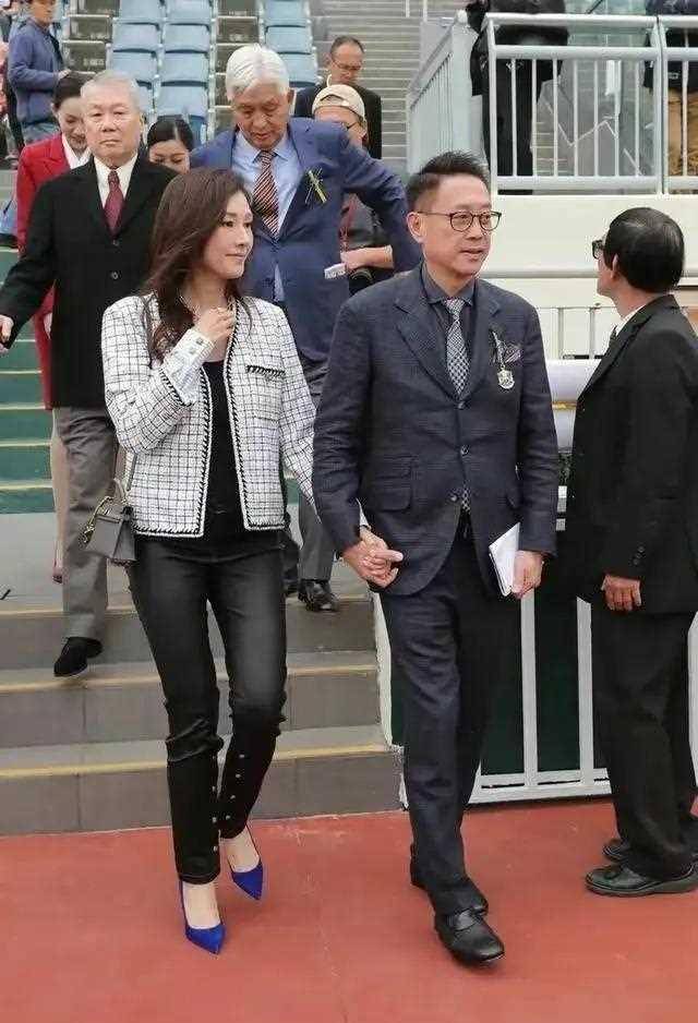 61岁许晋亨陪李嘉欣现身,许晋亨牵着李嘉欣的手,十指相扣很恩_夫妻