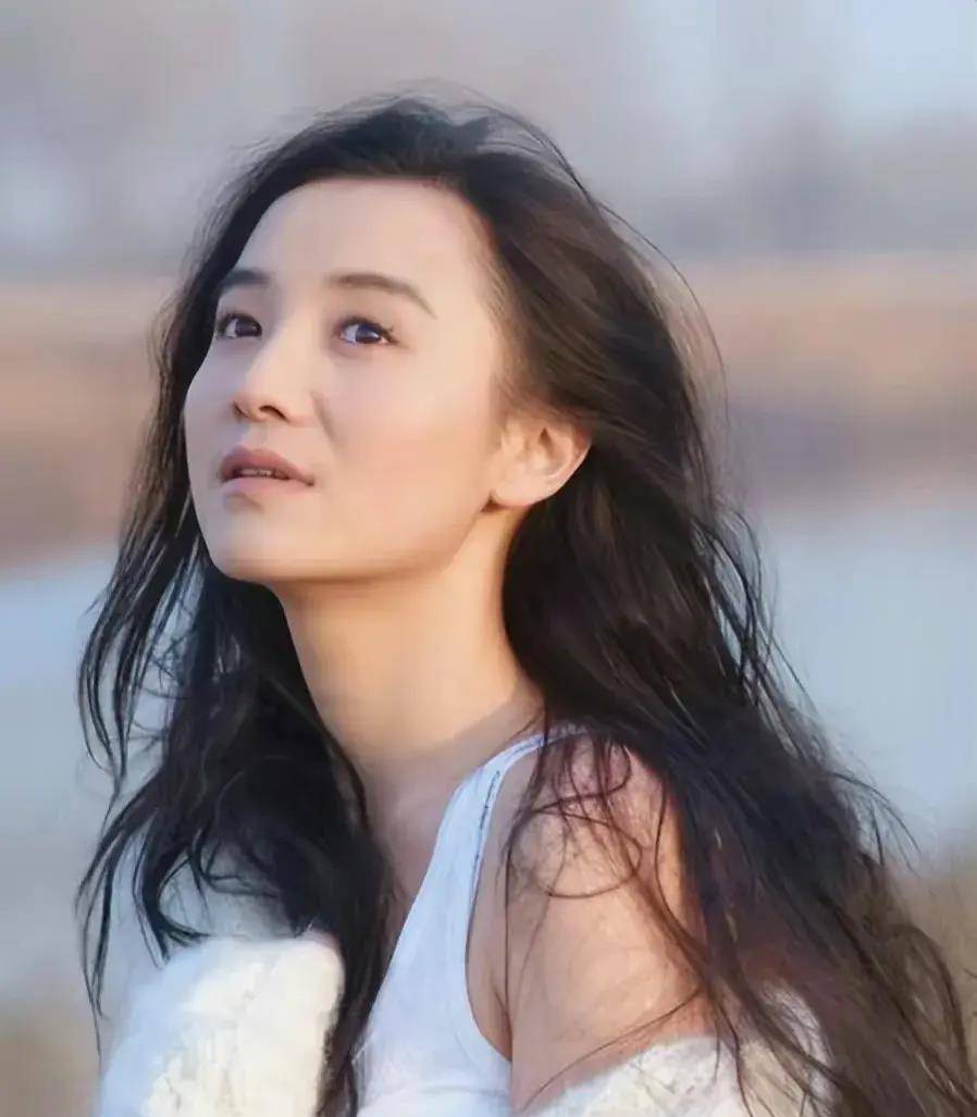 张黎是京圈大导演,是张艺谋,顾长卫的同班同学,拍过《走向共和》