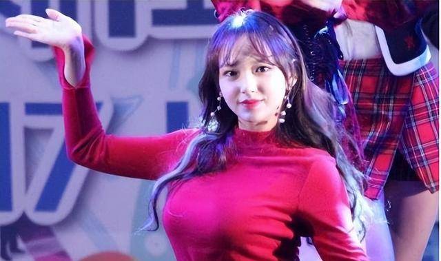 瞧这发育过猛的程潇,长腿嫩足太抢眼啦,真是个完美追梦人呐!