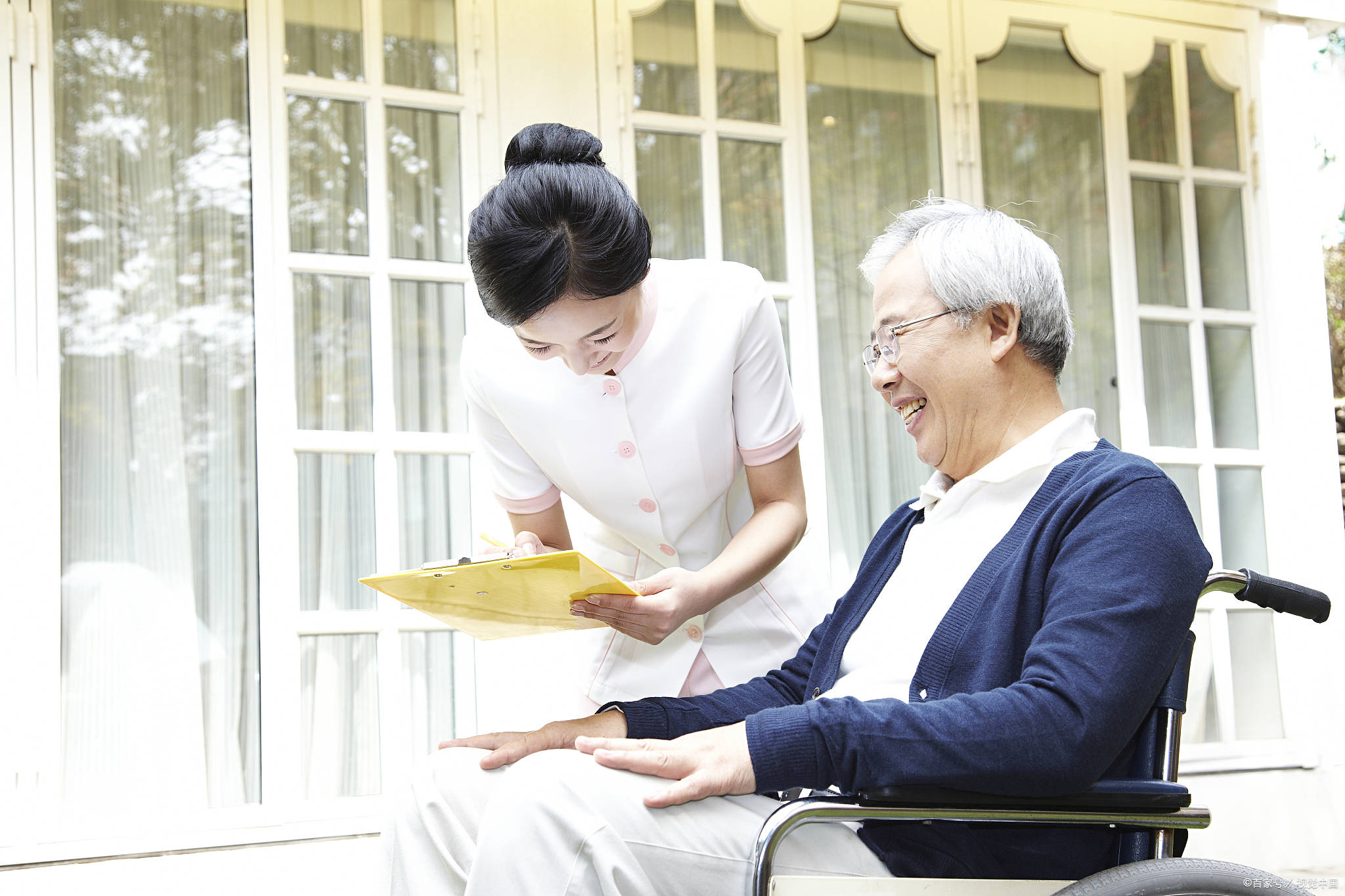 要成为养老护理师,首先需要通过正规的培训和考试.