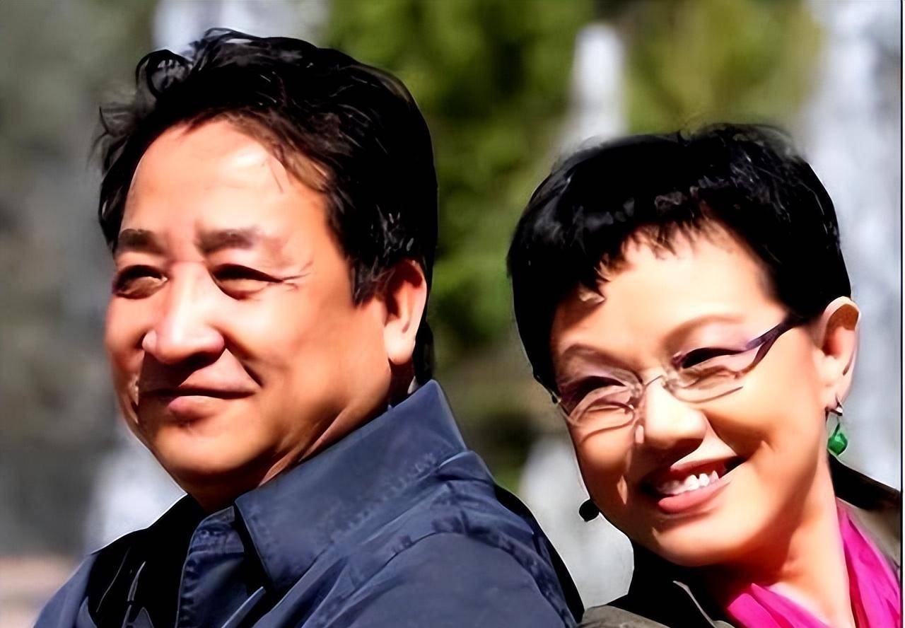 不顾妻子反对收养6岁男孩,掐断女儿明星梦,带养子上春晚_姜珊_姜河