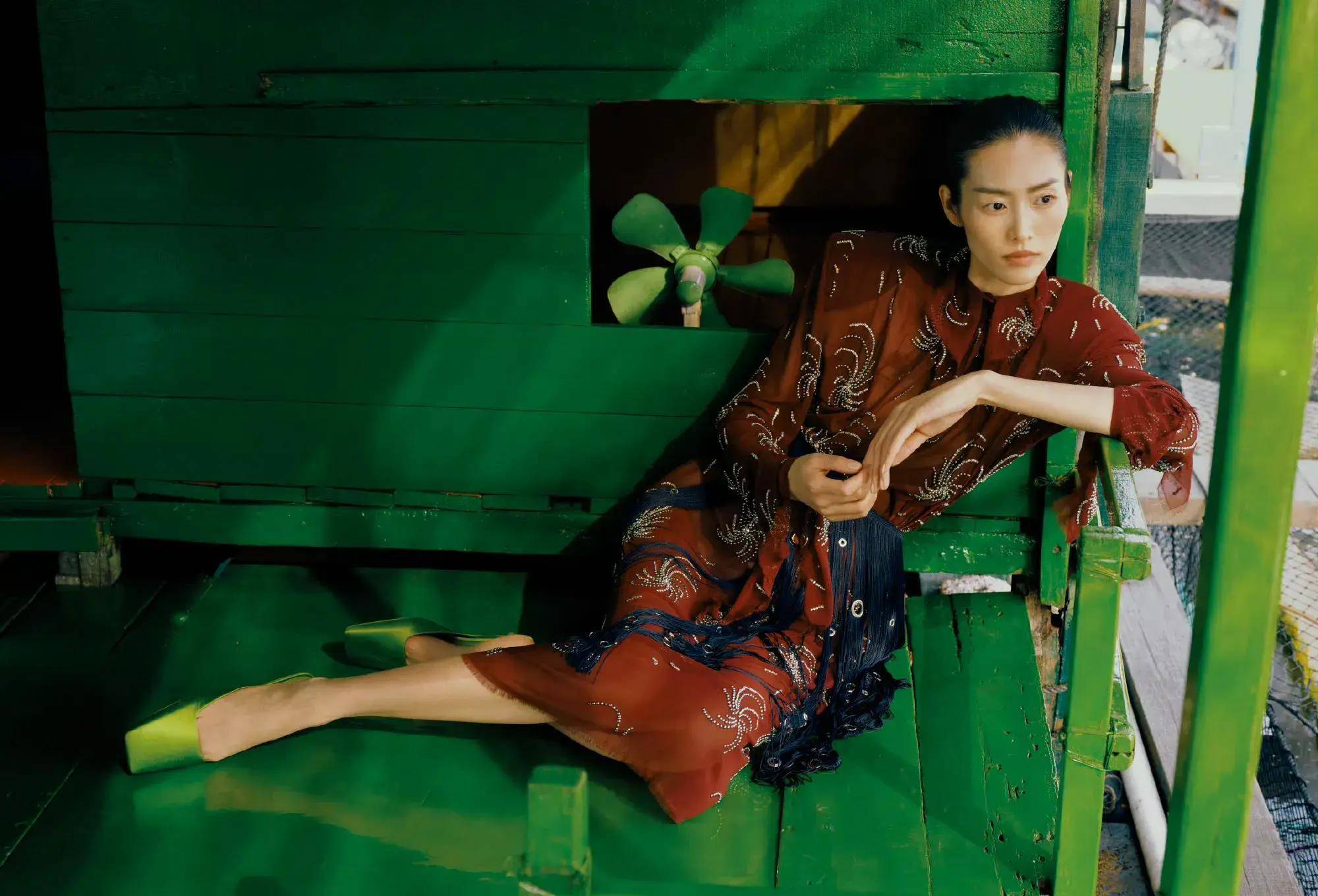 刘雯最新时尚大片曝光 瘦的越来越像个男人了!_陵水_海面_奚梦瑶