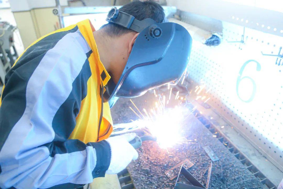 万通开设30—90天短期焊接技术专修班,涵盖手工电弧焊,co2焊,氩电联焊