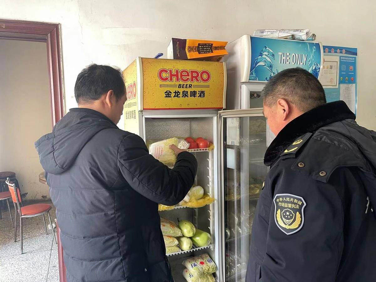 工作人员进行食品安全工作指导,并做好群众节日生活消费品的价格监管