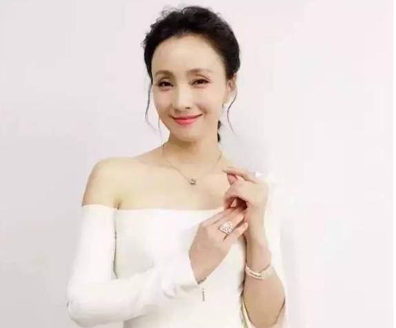陶虹23年前旧照片流出,当看到真容后,网友:难怪徐峥不晒她_身材_女神