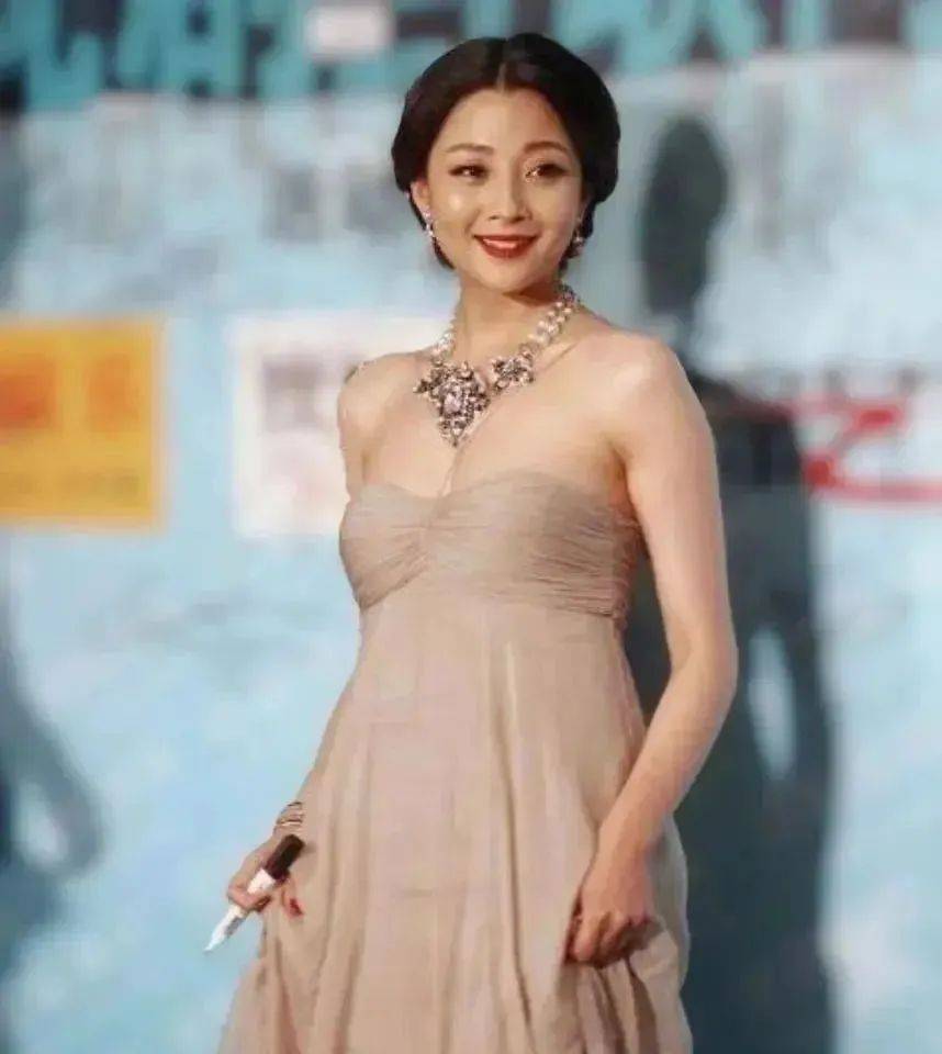 原来殷桃真人长这样?看到她出席晚会的生图后,网友:这身材是真的吗?