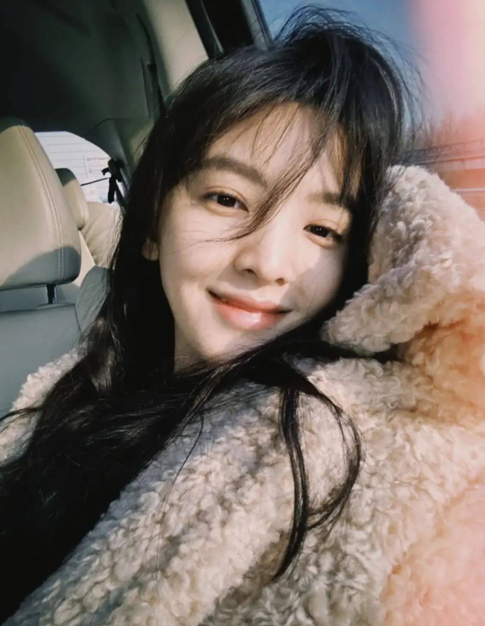 章若楠穿毛粒绒晒车内自拍 眨眼放电笑容灵动迷人_一面_画面_外套
