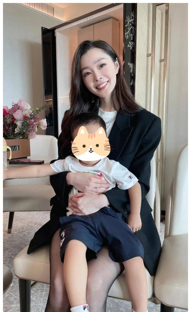 宋轶新加坡探亲:高颜值家族引关注,照片超美,幸福出境_事件_先生_明星