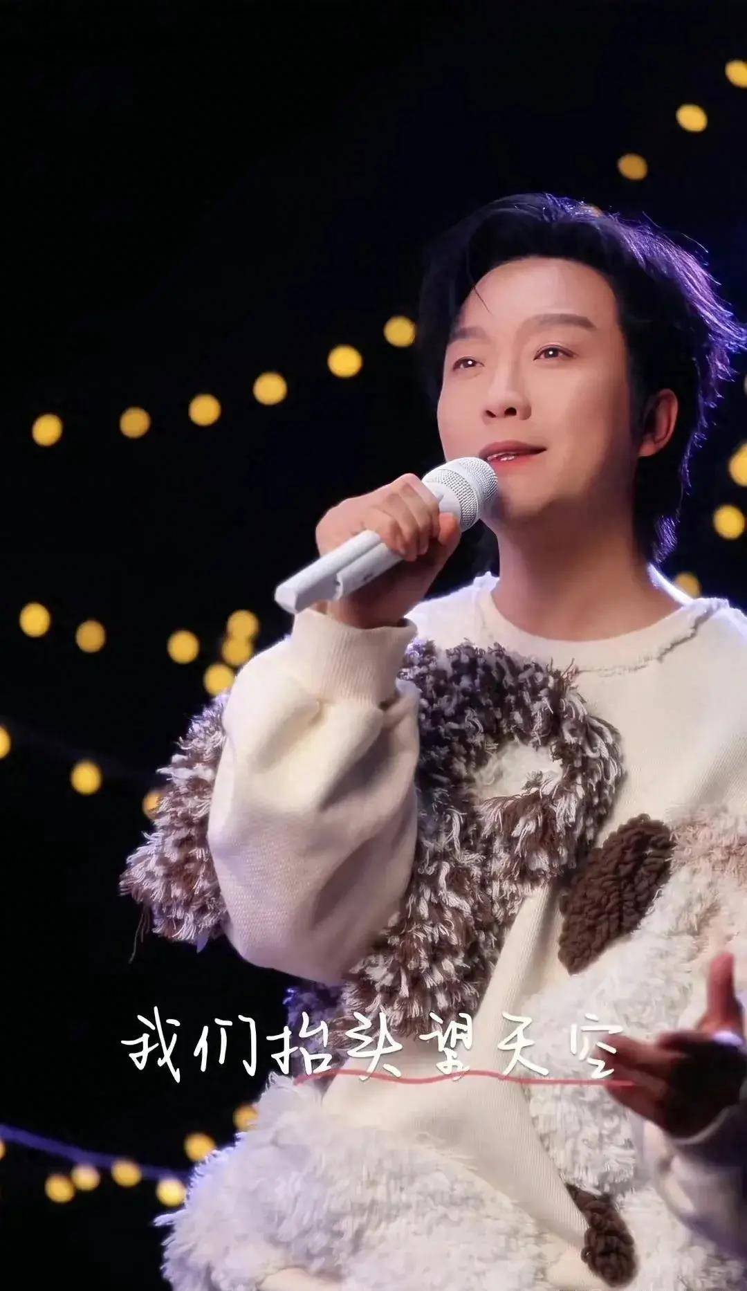 2017年的夏天,李玉刚的《刚好遇见你》以其独特的旋律和歌词,瞬间席卷