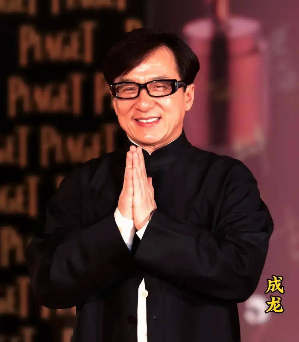 成龙自己开车录河南春晚,大哥这身体状态没谁了,好接地气!