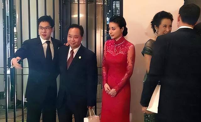 郭晶晶站c位地位高,发文透着自豪_家族_霍英东_社会