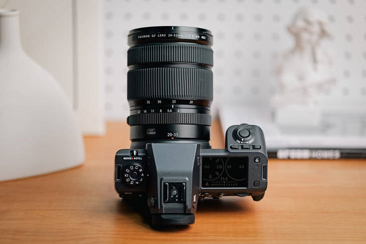 在目前的富士gf系列中画幅镜头中,gf20-35mm f4 r wr与gf100-200mm f