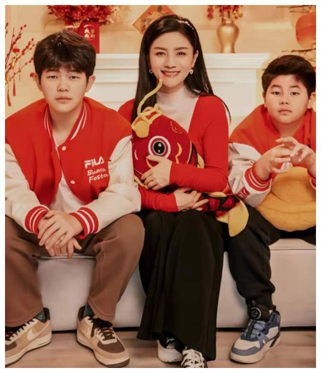 胡可晒俩儿子近照,安吉身高超妈妈,瘦回"东北宋仲基"帅炸了_小家伙