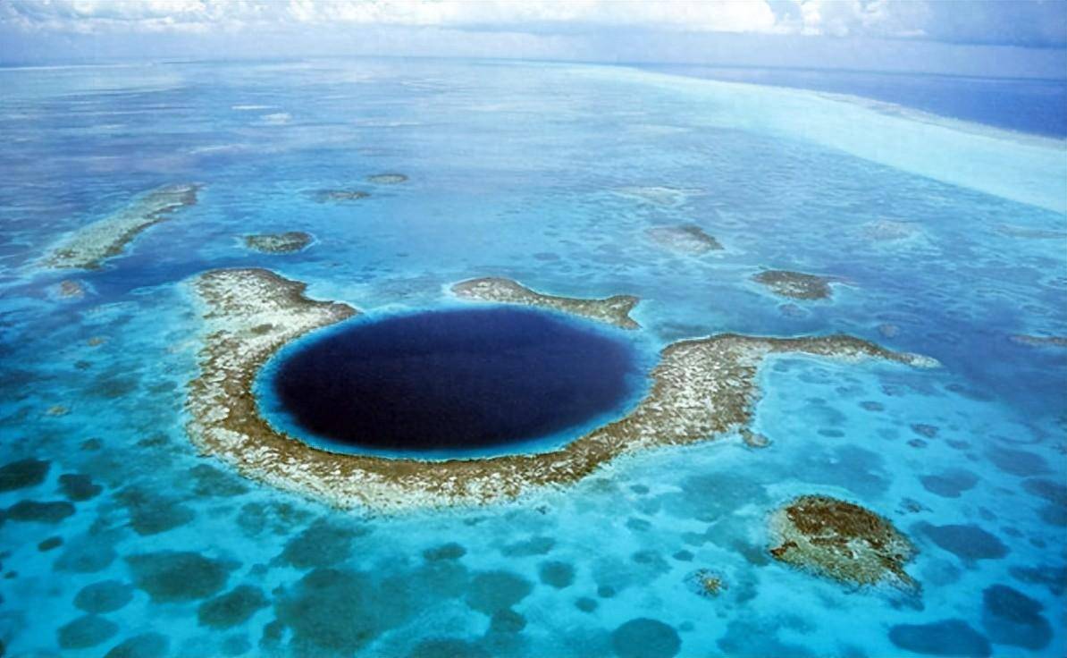 当地人口口相传,这是一座位于海底深处的神秘大洞,它吞噬着无数_洞穴