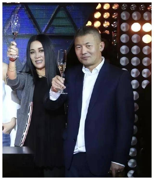 歌手那英:与高峰分手17年后,带着儿子嫁给孟桐,54岁辉煌开始_音乐