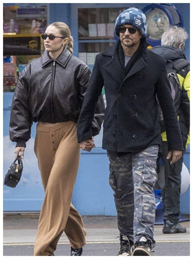 布莱德利·库珀公开恋情,和吉吉浪漫牵手,气场走出十丈风_奥斯卡_穿着