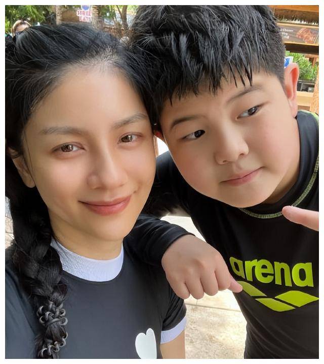 胡可晒俩儿子近照,安吉身高超妈妈,瘦回"东北宋仲基"帅炸了_小家伙