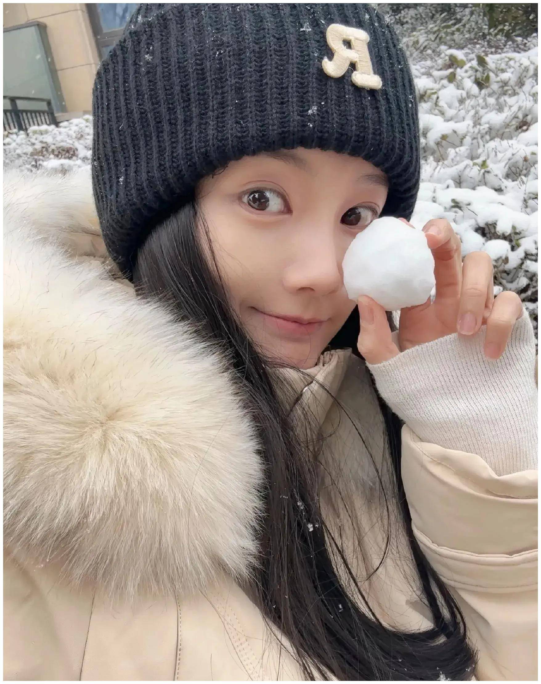 横店今天下雪了,明星们拍到了雪景,有白鹿邓和曾舜晞,李沁在场_照片