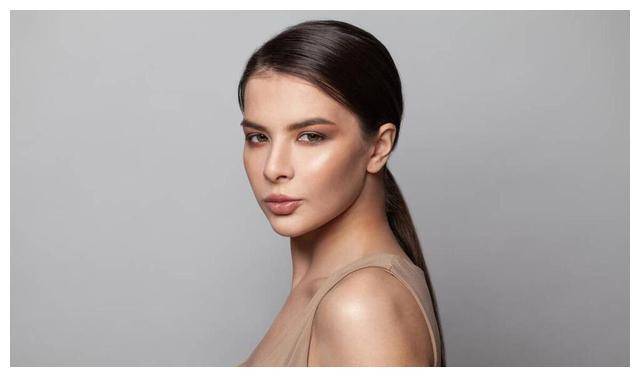 金·卡戴珊代言再引争议,腰臀比1:2炫耀129个包!