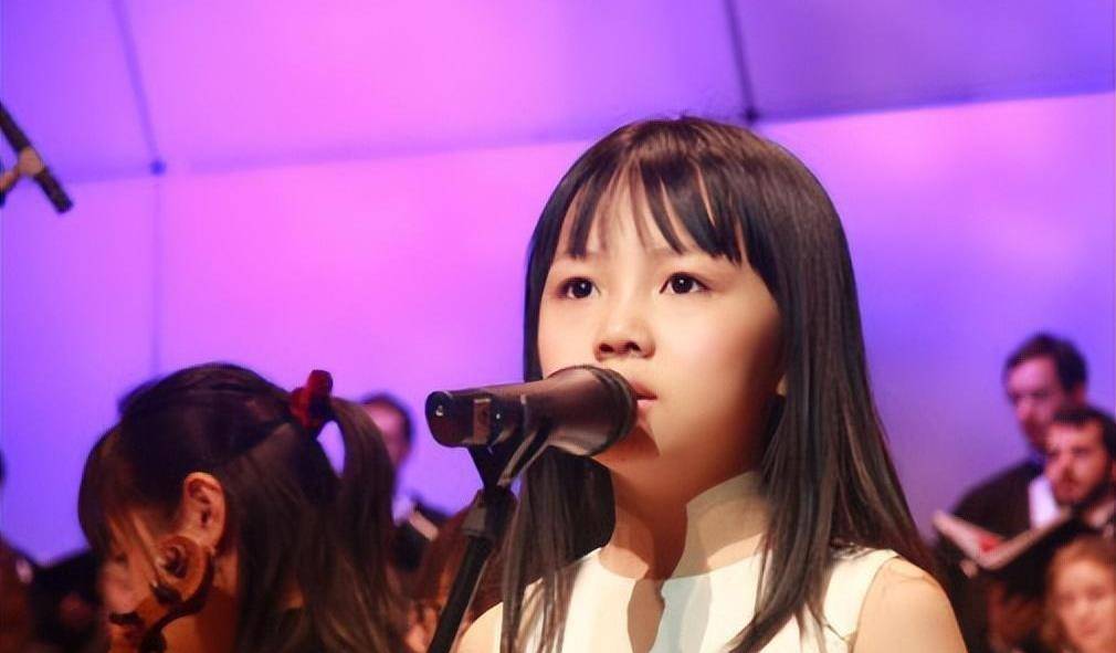 那就是林妙可根本不是自己真唱的,而是假唱,真正唱歌的另有其人.